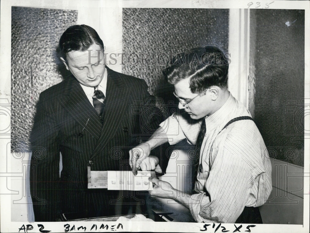 1940 Press Photo Pharmacist Al Tibbetts John Hickey Fingerprinting - RSG80023 - Historic Images