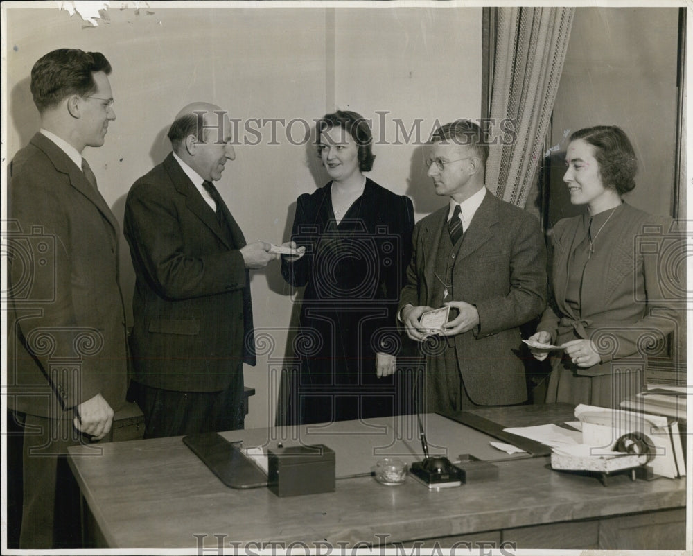 1942 Press Photo E. S. Johnson, Pres. Boston Chapter, Inc., Grace D. McDade - Historic Images