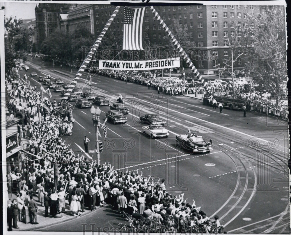 1960 Crowds in Pennsylvania Ave. welcomes Pres. Eisenhower home - Historic Images