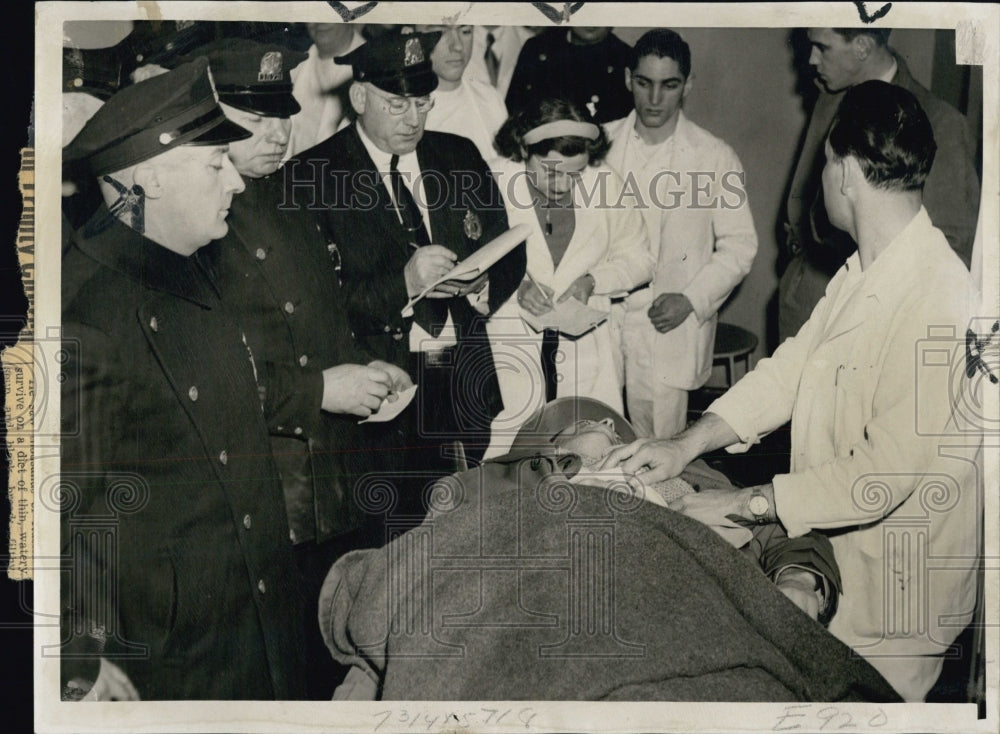 1919 Police &amp; City Hospital aides check identification of John F. - Historic Images