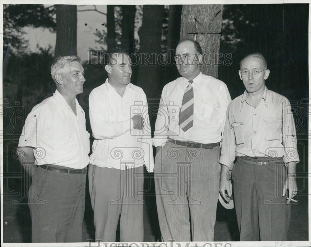 1947 Press Photo Vice-President Leo B. Mallard of the Somerville Board of - Historic Images