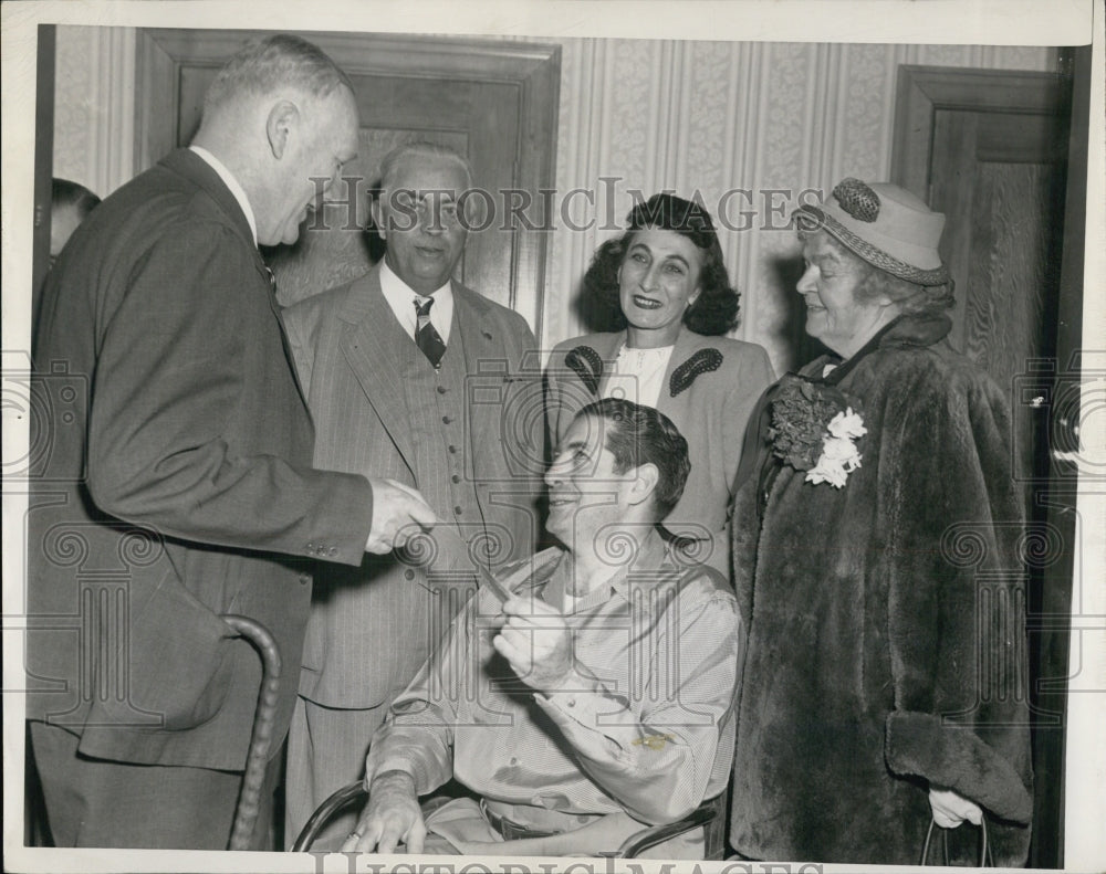 1949 Press Photo Si Rosenthal Accepts Donation To Vets Admin. By George Ferguson - Historic Images