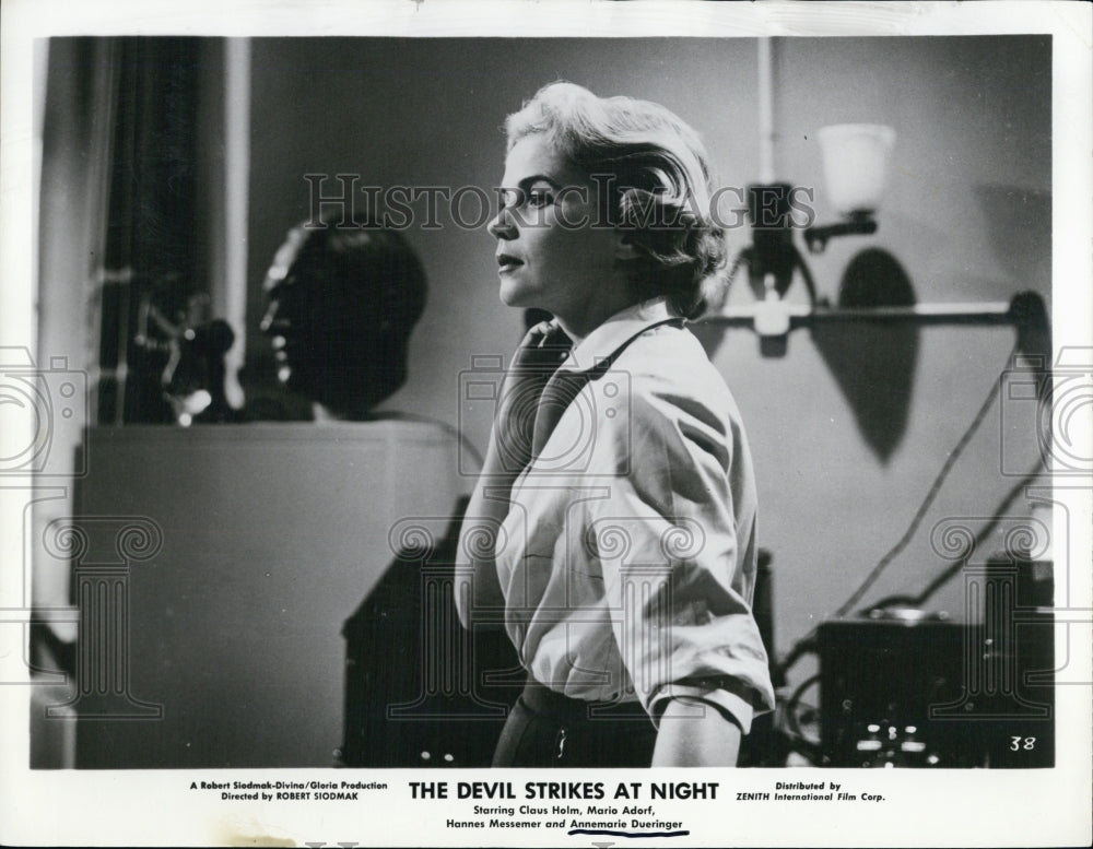 1959 Press Photo Annemarie Dueringer in "The Devil Strikes at Night" - Historic Images