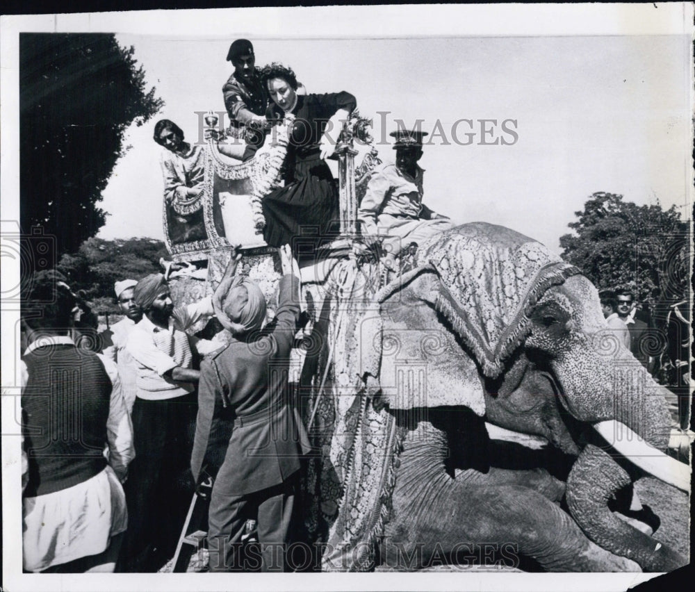 1959 Press Photo Mrs Eisenhower Rides Elephant - Historic Images