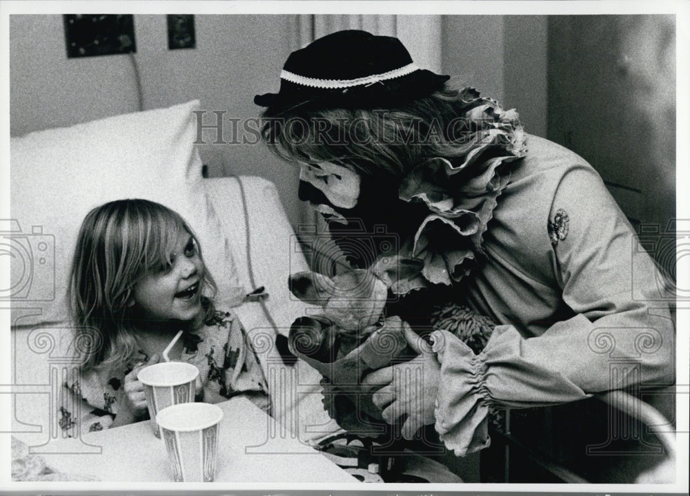 Press Photo Reverend William Peckham of the Holy Fools visits a girl in the - Historic Images