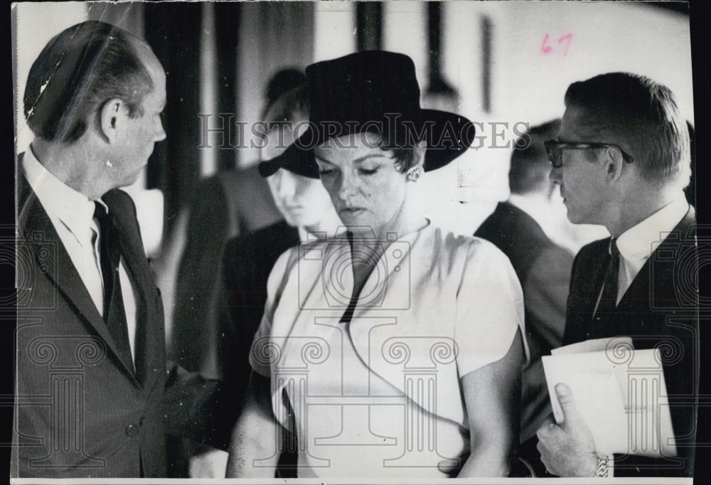 1958 Press Photo Jane Russell at Funeral of Husband, Roger Barrett - RSG80525 - Historic Images