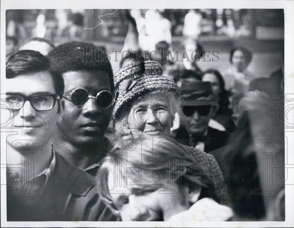 1968 Press Photo Crowd Gathers to  Hear Dr. Abernathy - Including Mrs. Malcolm - Historic Images