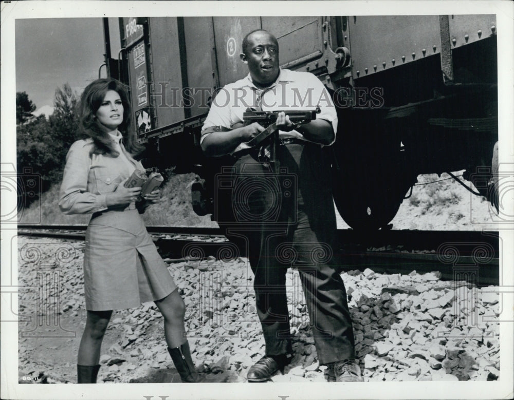 1968 Actress Raquel Welch & Actor Godfrey Cambridge - Historic Images