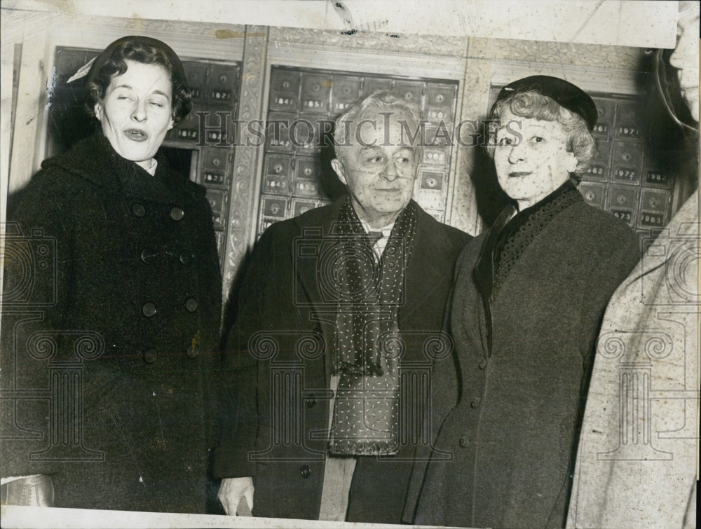 1955 Mr & Mrs Alfred Cenedella at trial for tax evasion - Historic Images