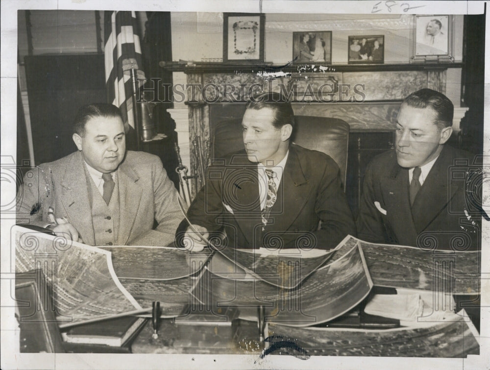 1945 Martin Cerel, Gov Maurice Tobin & Charles Reis at State House - Historic Images