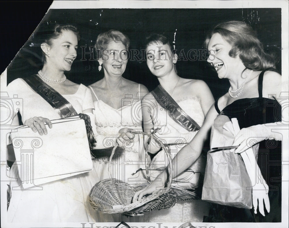 1950 Press Photo Mrs Paul Ceresole ,Opera Ball at Symphony Hall With Ushers - Historic Images