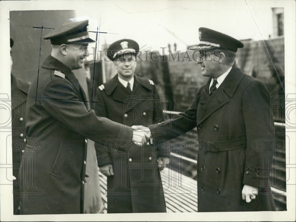 1940 Press Photo Lt. Cmdr. F.W. Fenno and Capt. John Brown at Navy Yard - Historic Images