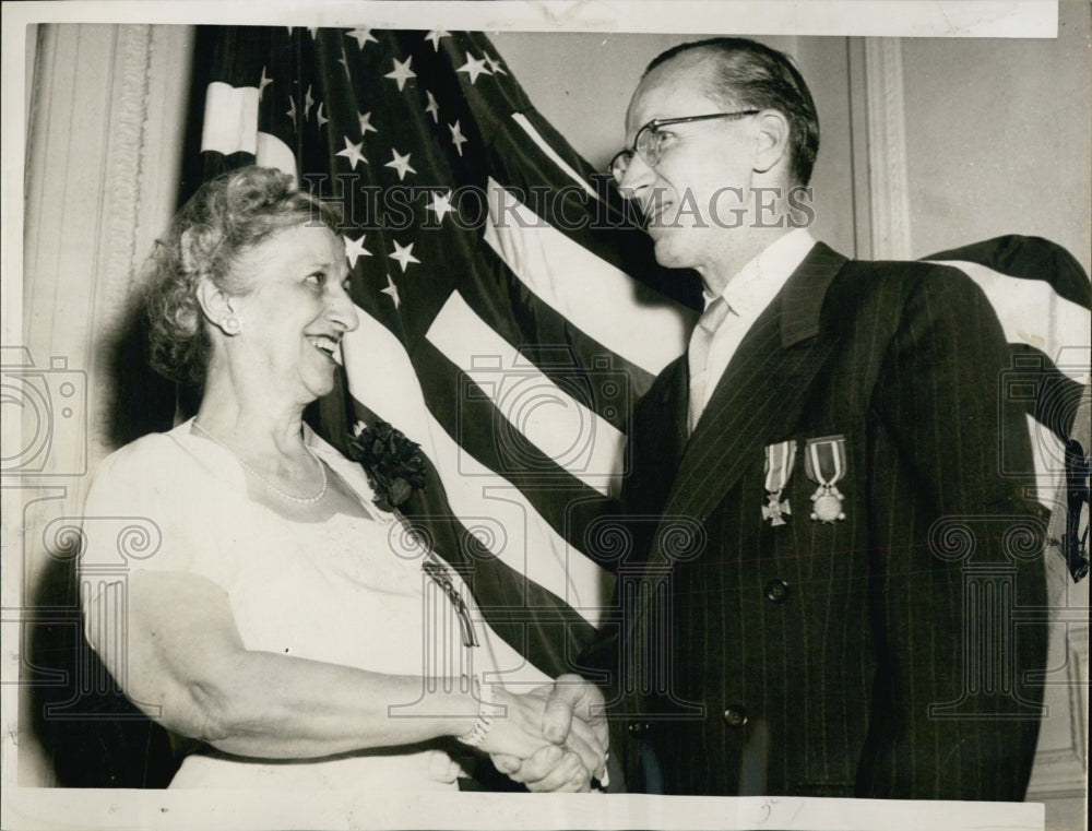 1956 Press Photo John L. Day shakes hands with Mrs. .Kate Dewey - Historic Images