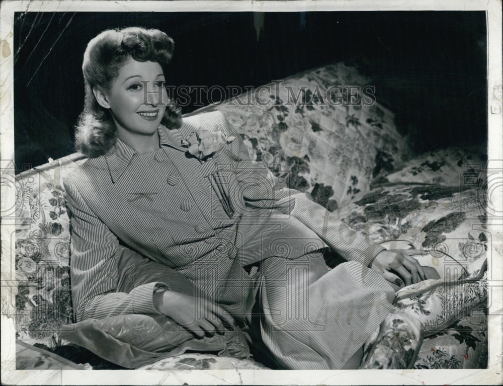 1942 Press Photo Radio actress Mary Livingstone in stripped flannel suit - Historic Images