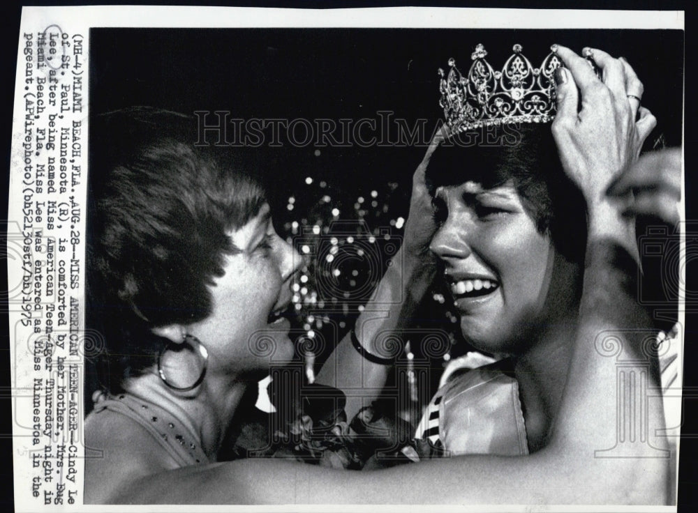1975 Miss American Teenager, Cindy Lee is comforted by her mother - Historic Images