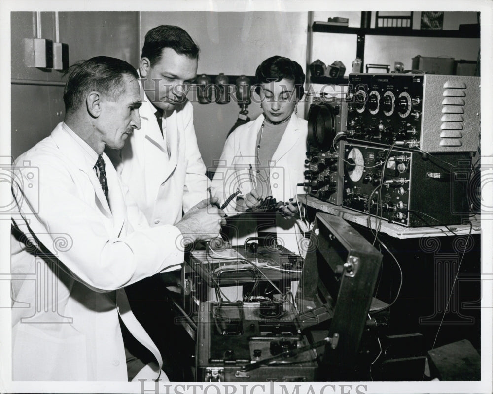 1953 Press Photo Drs Albert Hegnauer &amp; Benjamine Covino heart surgery research - Historic Images