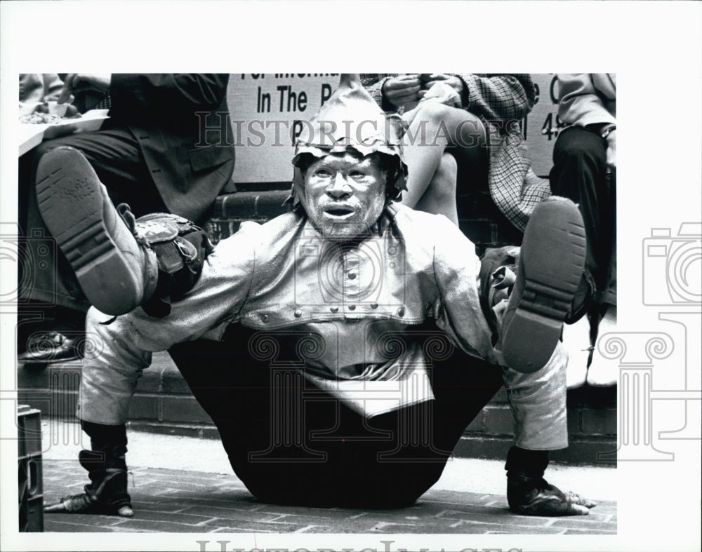 1994 Press Photo Leroy Midyette aka The Tin Man performing in Boston - Historic Images