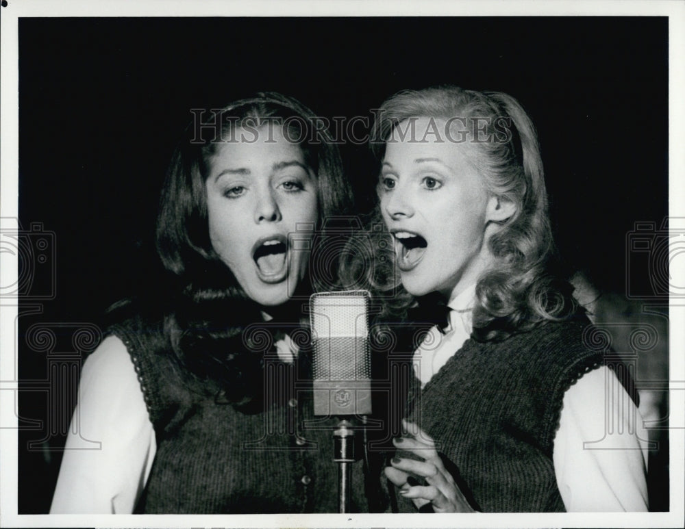 1982 Press Photo Penelope Milford &amp;Sondra Locke in The Rosemary Clooney Story - Historic Images