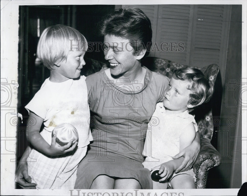 1959 Joan Burns with  daughters Janet 3, and Mary Lisa 4 , after - Historic Images