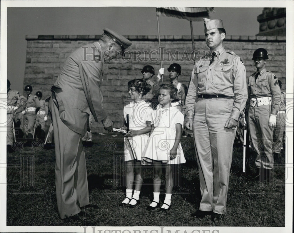 1953Press Photo General Withers  Burress presents a Silver Star to Bonnie Burton - Historic Images