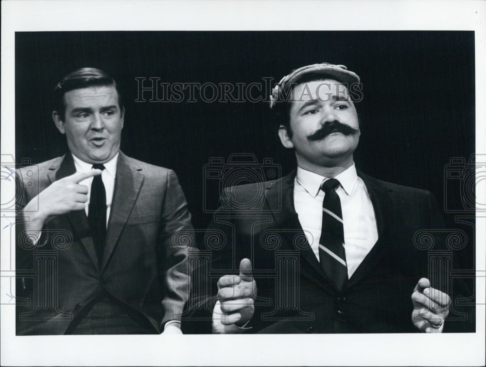 1978 Jack Burns & Avery Schreiber In Their Taxi Cab Routine - Historic Images