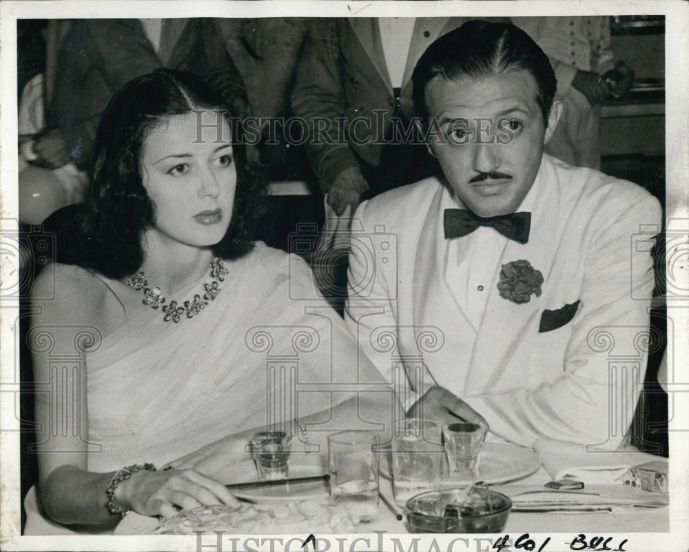 1942 Heiress Burnice Smith and husband Eddie LeBaron at dinner - Historic Images