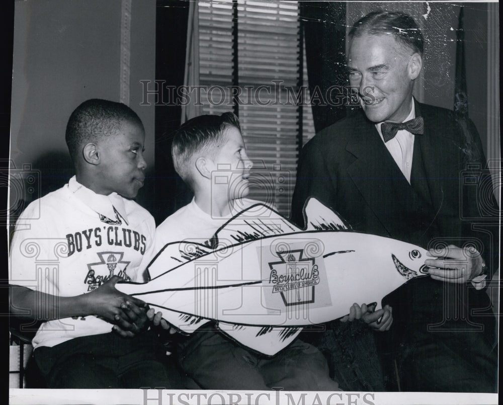 1953 Press Photo Gov. Herter with Charlie Horton &amp; Dave Jonson from Boys Club - Historic Images