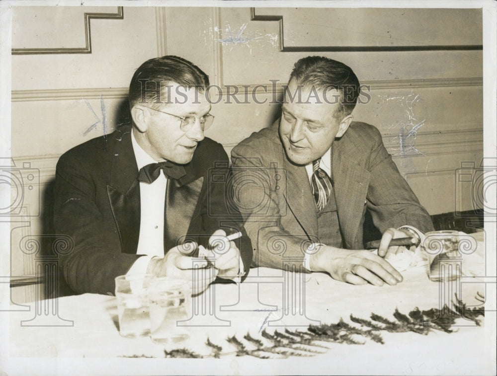 1948 Press Photo William D. Hillis chats with John J. Toomey at dinner - Historic Images