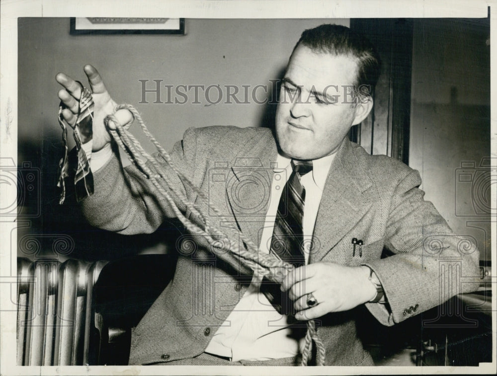 Press Photo Detective Alfred A. Shea with rope and necktie from murdered man - Historic Images