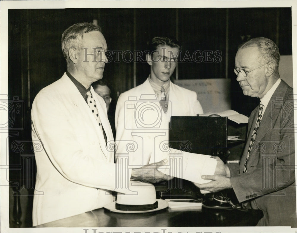 1938 Republican governor candidate Frederick Butler files papers - Historic Images