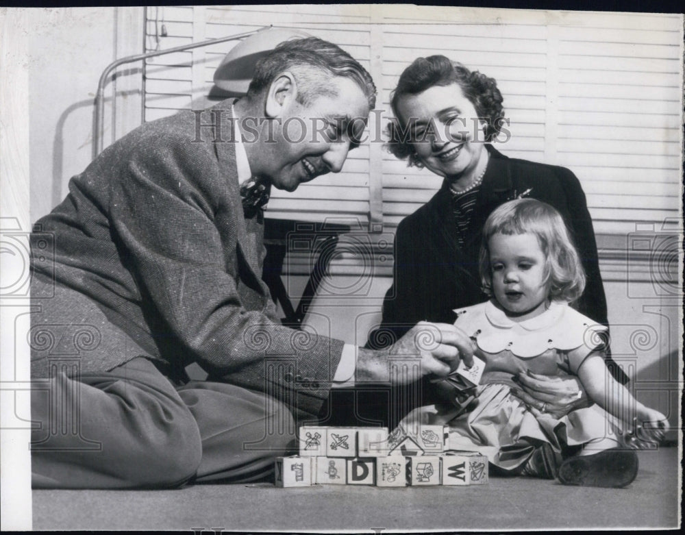 1954 Press Photo Supreme Court Justice Tom Clark, Mrs. Clark And Rhonda Clark - Historic Images