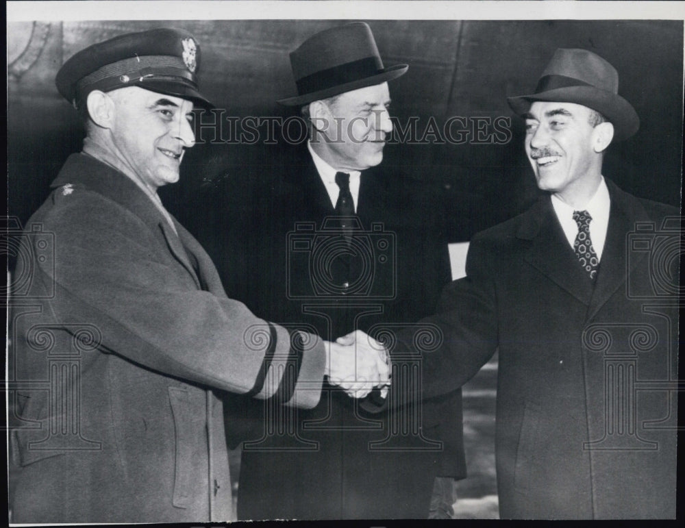 1948 Press Photo Gen. Lucius Clay is greeted by William H. Draper Jr. - Historic Images