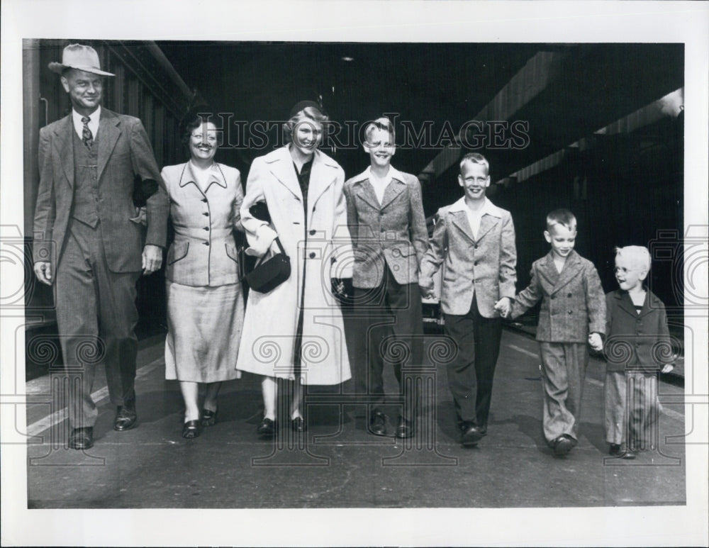 1951 Press Photo Dr. &amp; Mrs. Glen W. Burton, Betsy, Bobby, Tommy and Richard - Historic Images