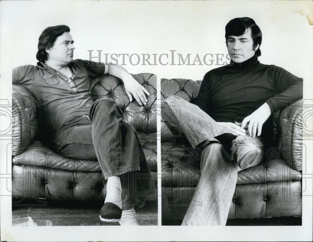 1974 Actor Alan Bates and playwright Simon Gray discuss - Historic Images