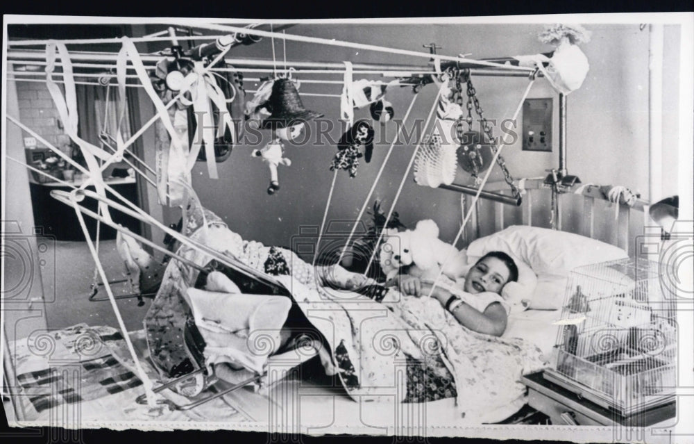 1963 Press Photo Patricia Bucey lies in traction at Strong Memorial Hospital - Historic Images