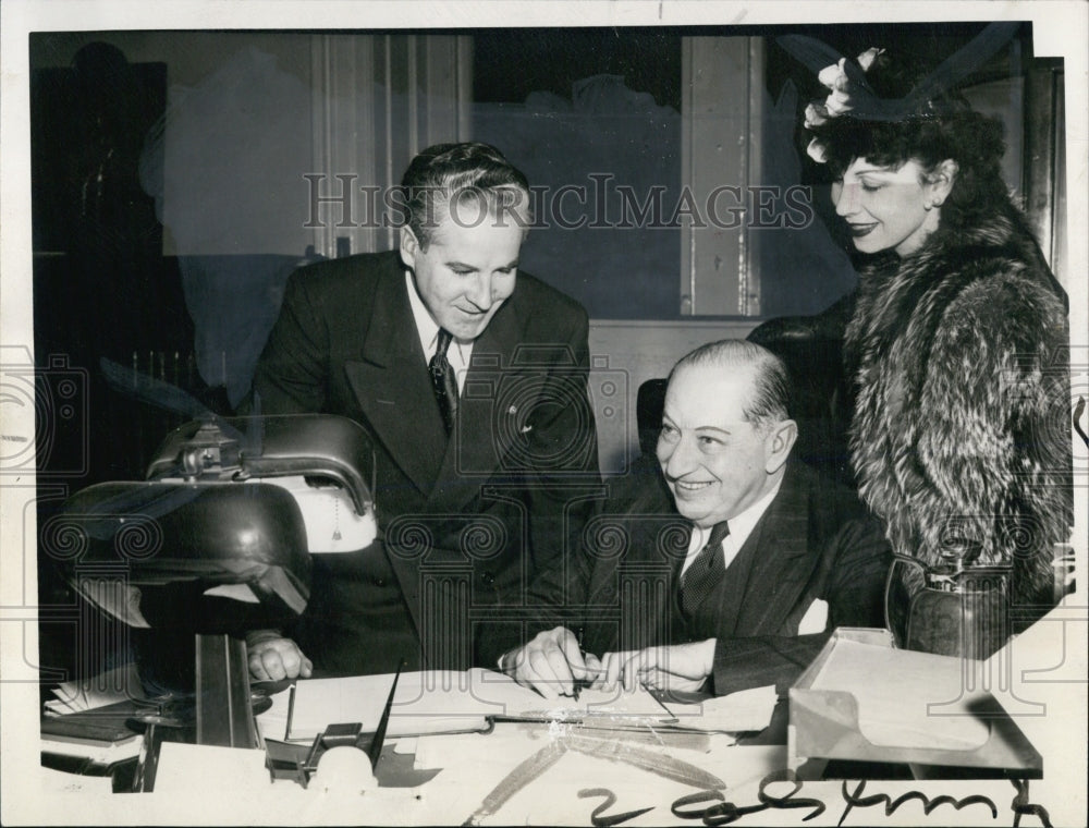 1945 Mayor John Kerrigan with Sidney Bromberg and star Lorna Byron - Historic Images