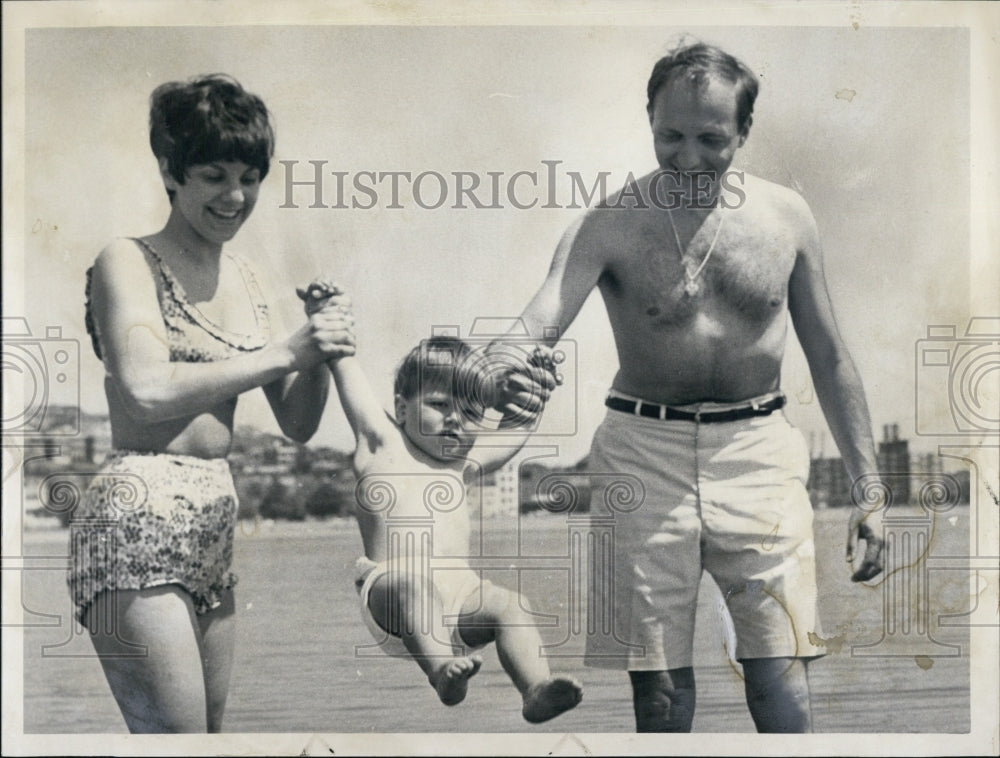 1966 Press Photo Dr Rudolph Vollman Wife Carole Son Vacation - Historic Images