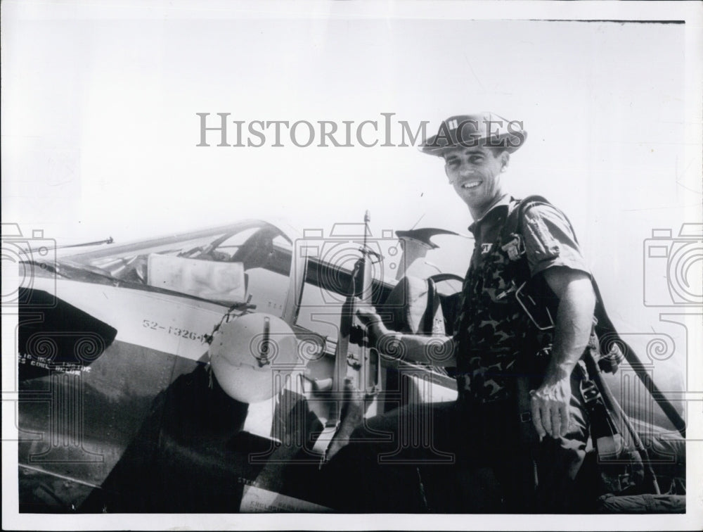 1964 Press Photo Captain Richard Head Prepares To Climb In Jet Fighter - Historic Images