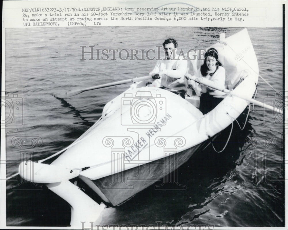 1970 Press Photo Army reservist Arthur Hornby and his wife Carol in their rowboa - Historic Images