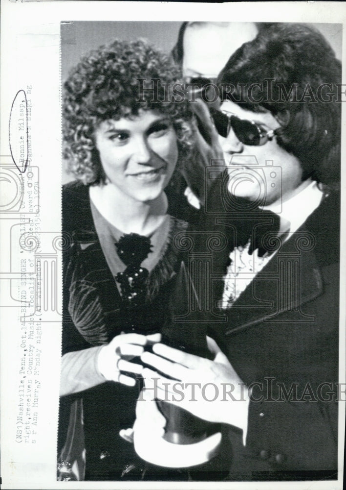 1974 Press Photo Country Singer Ronnie Milsap Wins Vocalist of the Year Award - Historic Images