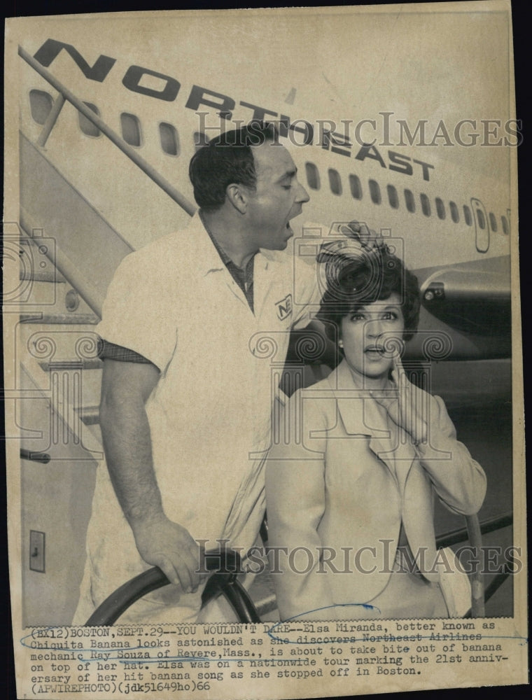 1966 Press Photo Elsa Miranda (Chiquita Banana) &amp; Ray Souza Taking a Bite - Historic Images