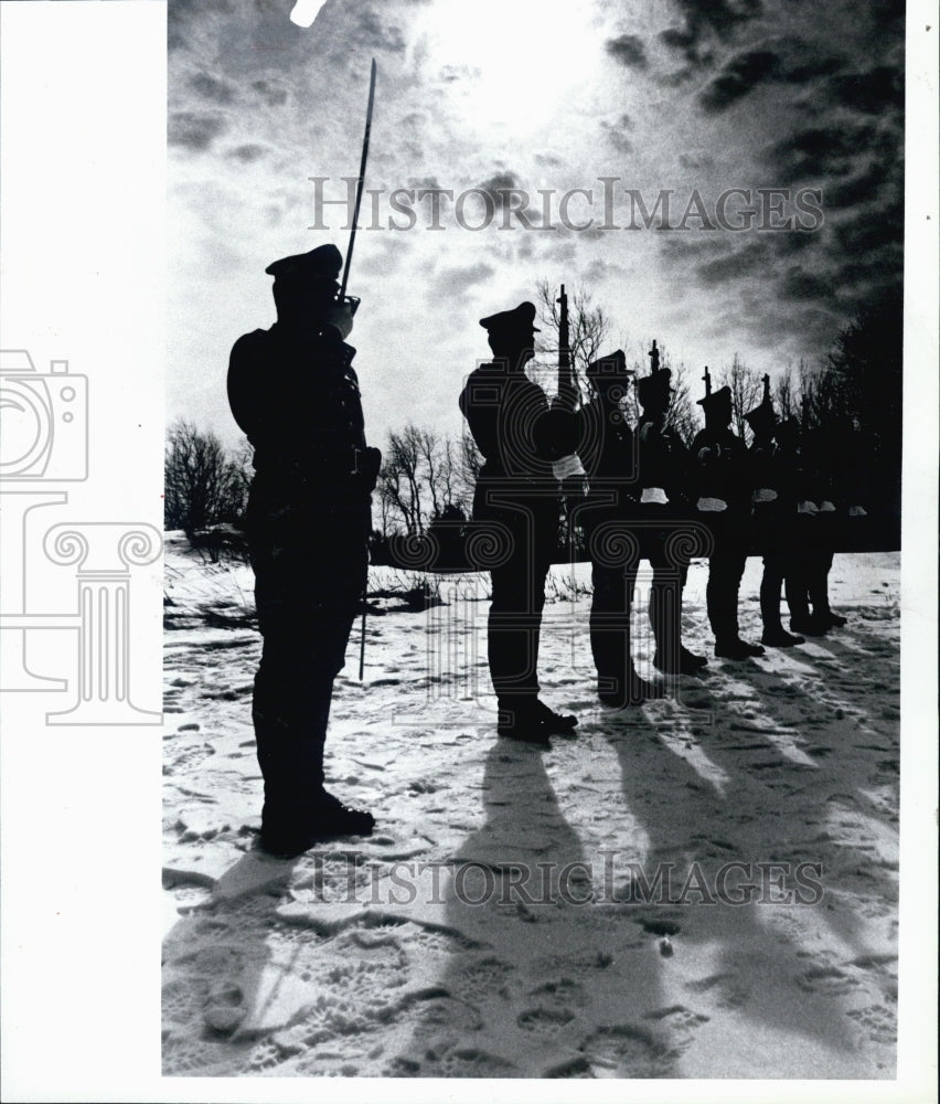 1994 Press Photo Police Chief Robert Mortell gunned down state troopers salute - Historic Images