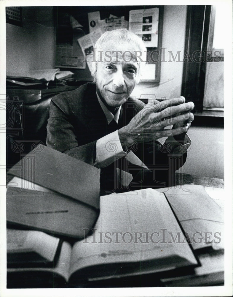 1988 Press Photo Judge Robert Stanziani in his office. - Historic Images