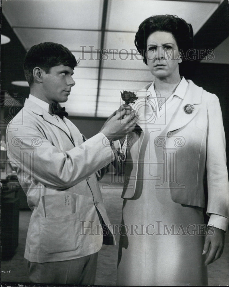 1967 Press Photo Actor Robert Morse Ruth Kobart, on set of their. - RSG83031 - Historic Images