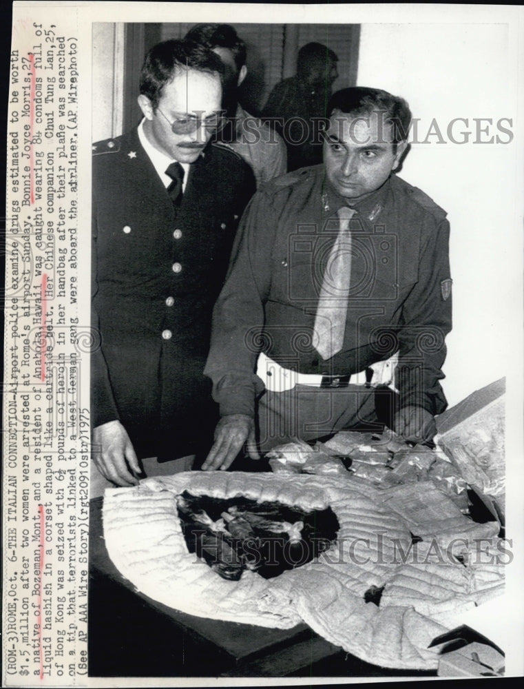 1975 Press Photo Airport Police examine condoms full of drugs that 2 women tried - Historic Images