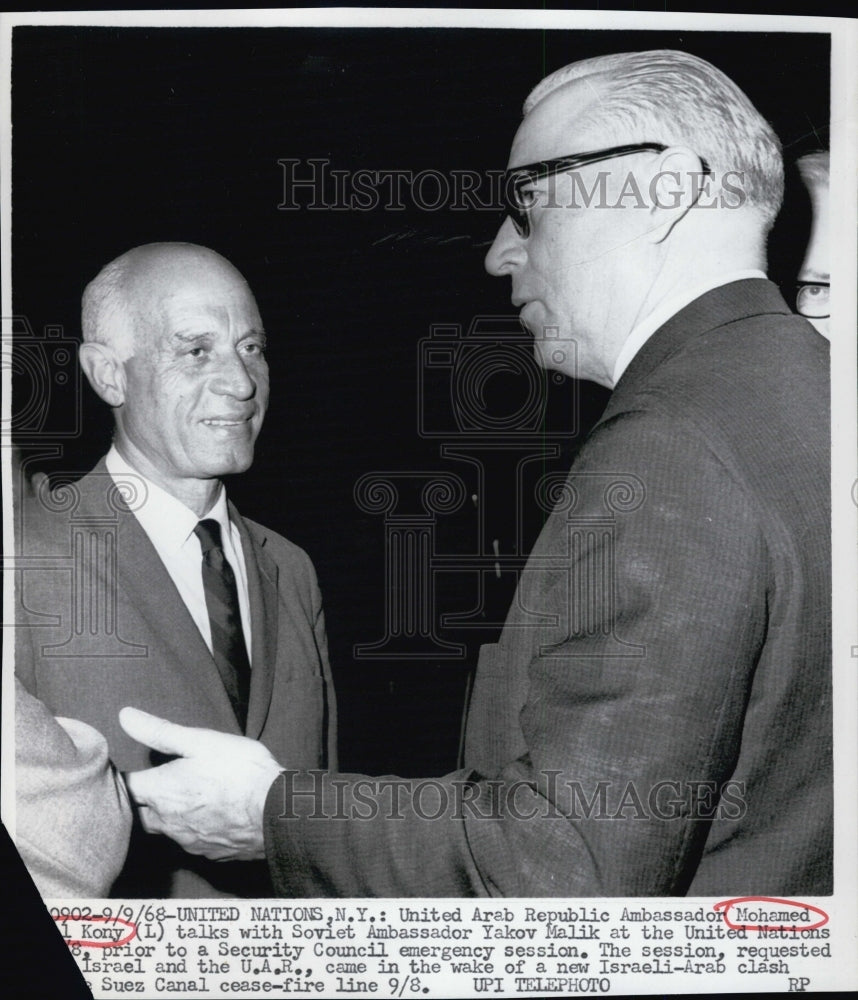 1968 Press Photo Mohammed L Kony talking with Yakov Malik at U.N. meeting. - Historic Images