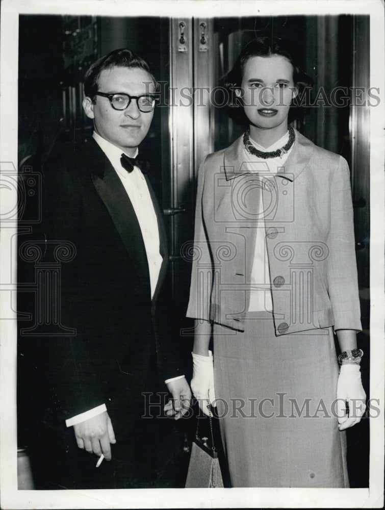 1956 Gloria Vanderbilt & Sidney Lumet, walking together. - Historic Images