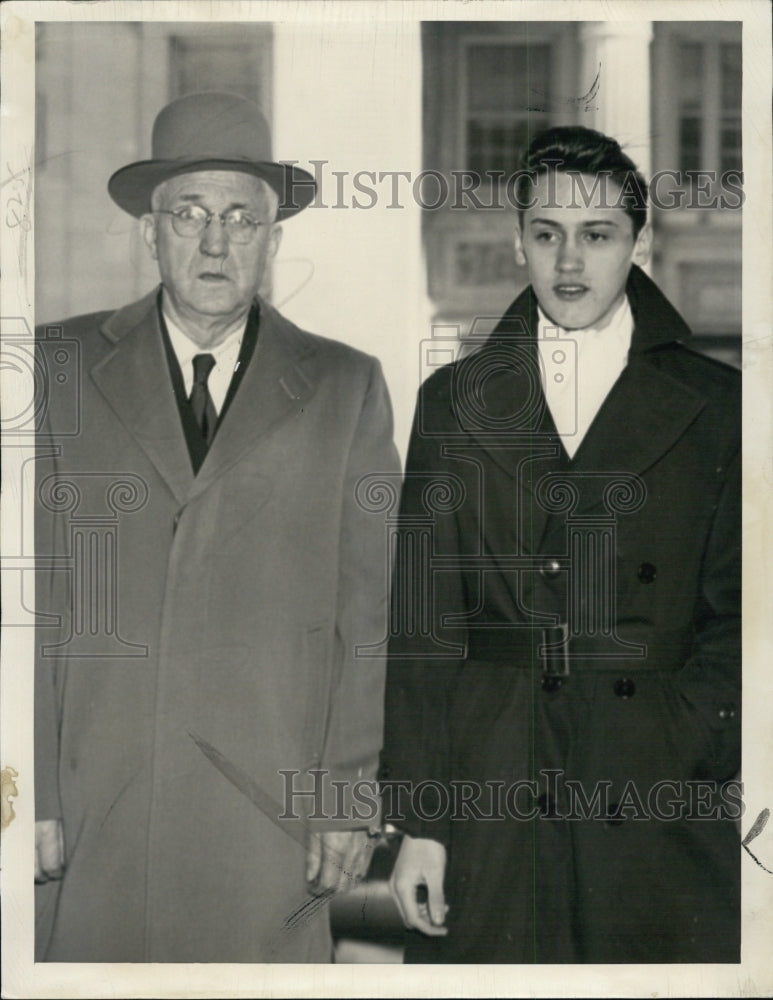 1955 Murder suspect Peter Makarewicz (R) arrives at court - Historic Images