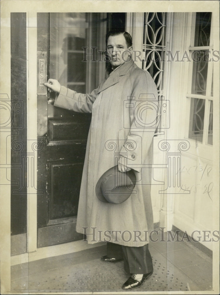 1939 Eugene Lombard at hospital to see injured wife - Historic Images