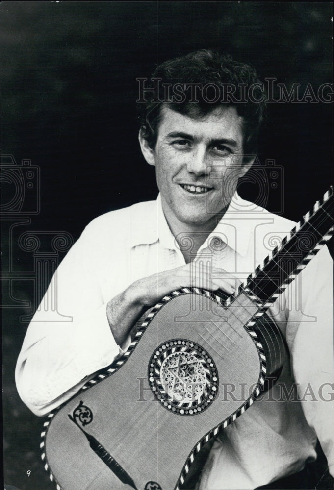 1977 Classical guitarist Michael Lorimar in 1977. - Historic Images